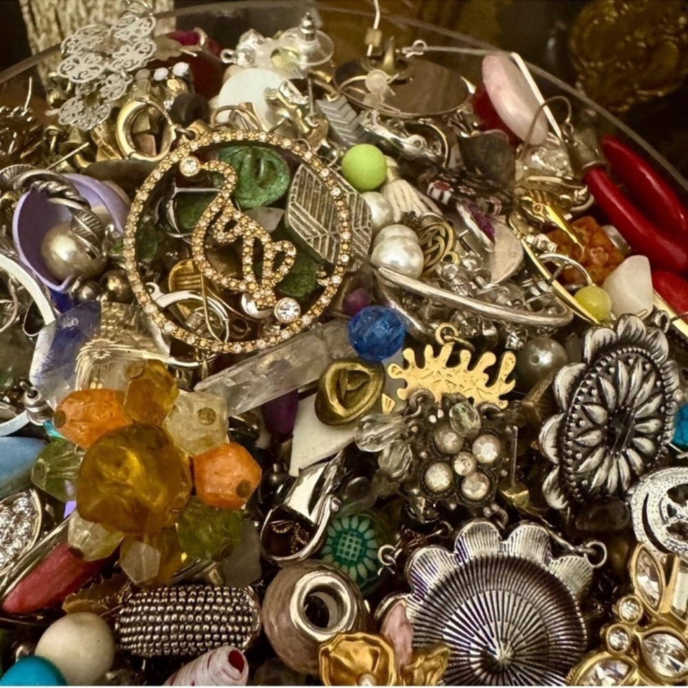 2 LB Bulk Earrings Lot Unsearched | DIY Crafts Jewelry Treasure Hunt| 1-5 LBS 👍 - Picture 2 of 4